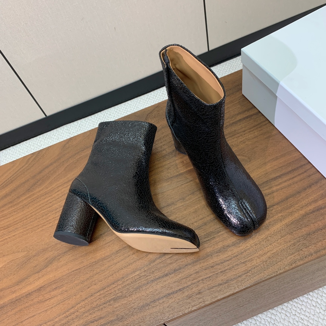 【Maison Margie*a】玛吉拉分趾中跟靴。复古韵味，显瘦百搭。鞋面原版植柔羊皮、爆裂皮。羊皮内