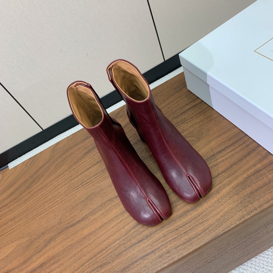 【Maison Margie*a】玛吉拉分趾中跟靴。复古韵味，显瘦百搭。鞋面原版植柔羊皮、爆裂皮。羊皮内