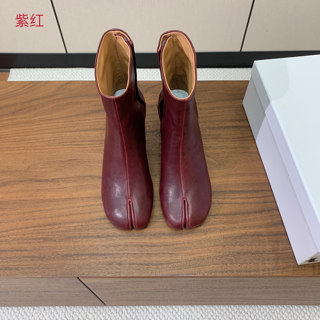 【Maison Margie*a】玛吉拉分趾中跟靴。复古韵味，显瘦百搭。鞋面原版植柔羊皮、爆裂皮。羊皮内