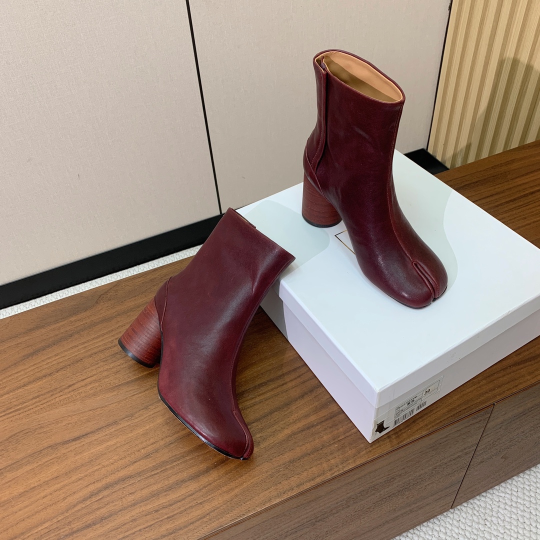 【Maison Margie*a】玛吉拉分趾中跟靴。复古韵味，显瘦百搭。鞋面原版植柔羊皮、爆裂皮。羊皮内