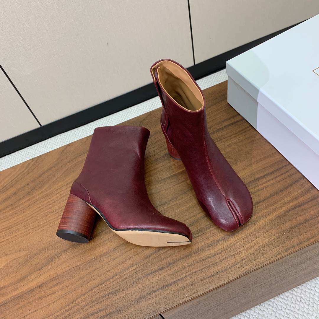 【Maison Margie*a】玛吉拉分趾中跟靴。复古韵味，显瘦百搭。鞋面原版植柔羊皮、爆裂皮。羊皮内
