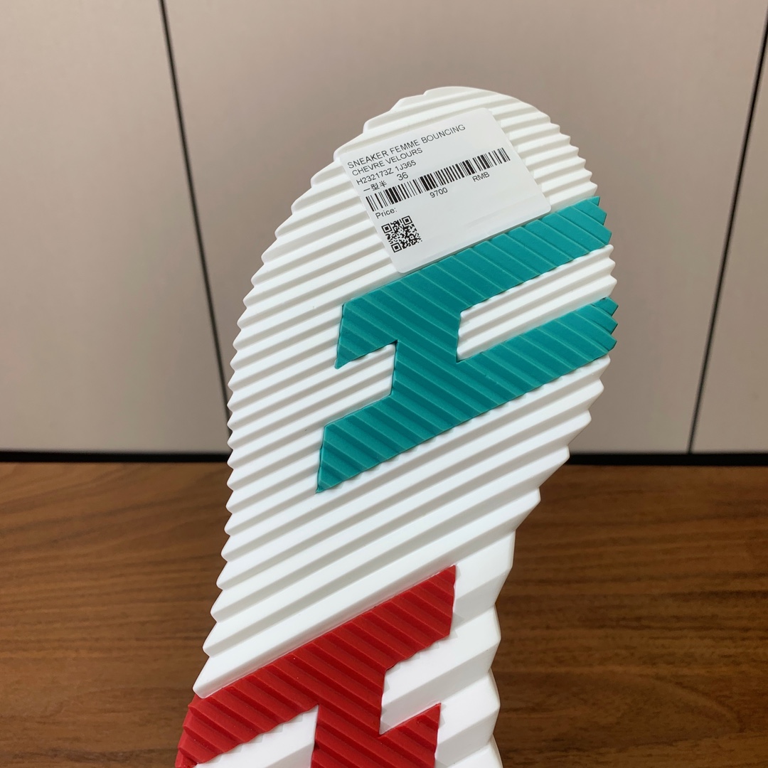 【Herm*s】情侣款顶级版本运动鞋。上脚轻便舒适。鞋面牛皮搭配定制针织。羊皮垫脚。增高3cm。原版开模