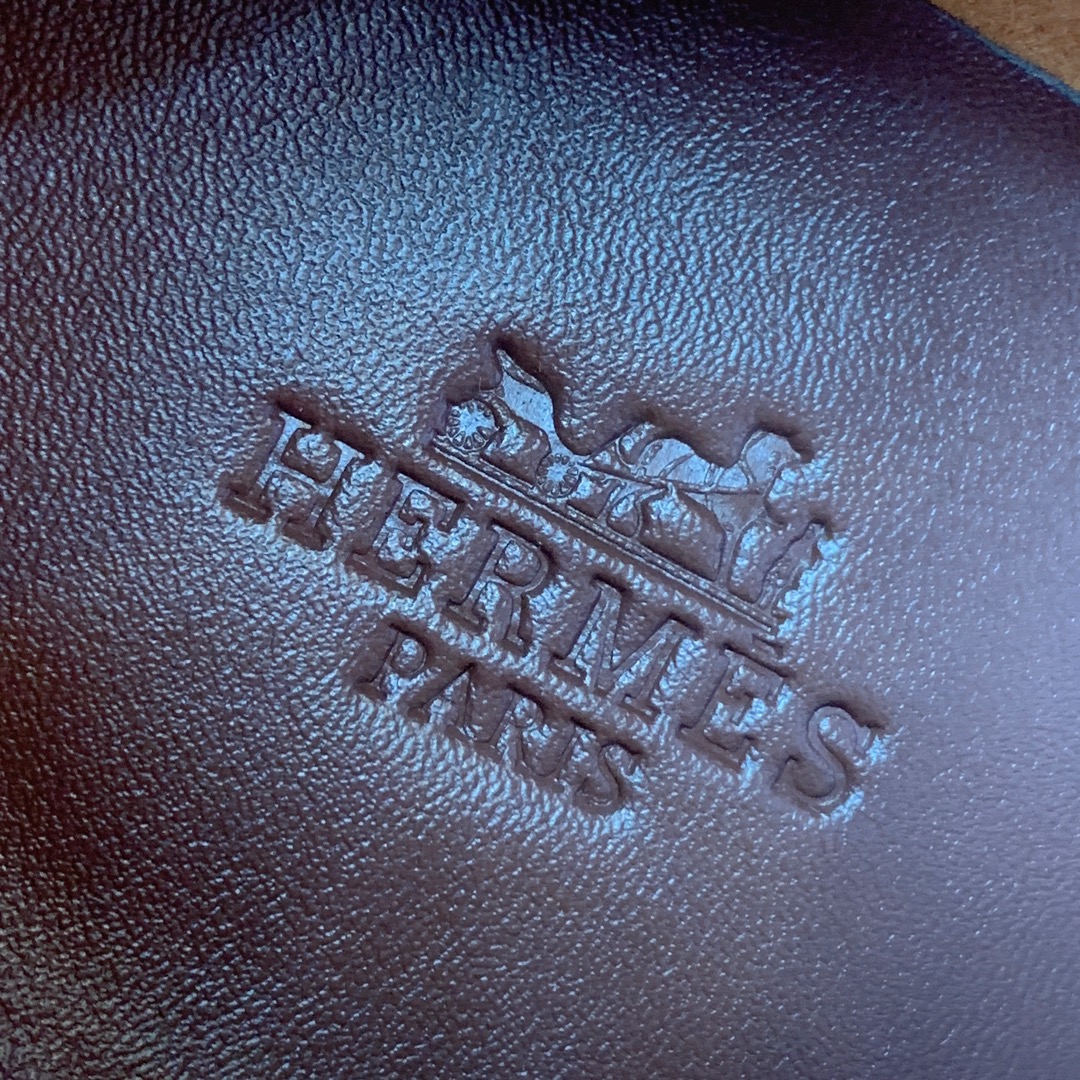【Herm*s】情侣款顶级版本运动鞋。上脚轻便舒适。鞋面牛皮搭配定制针织。羊皮垫脚。增高3cm。原版开模