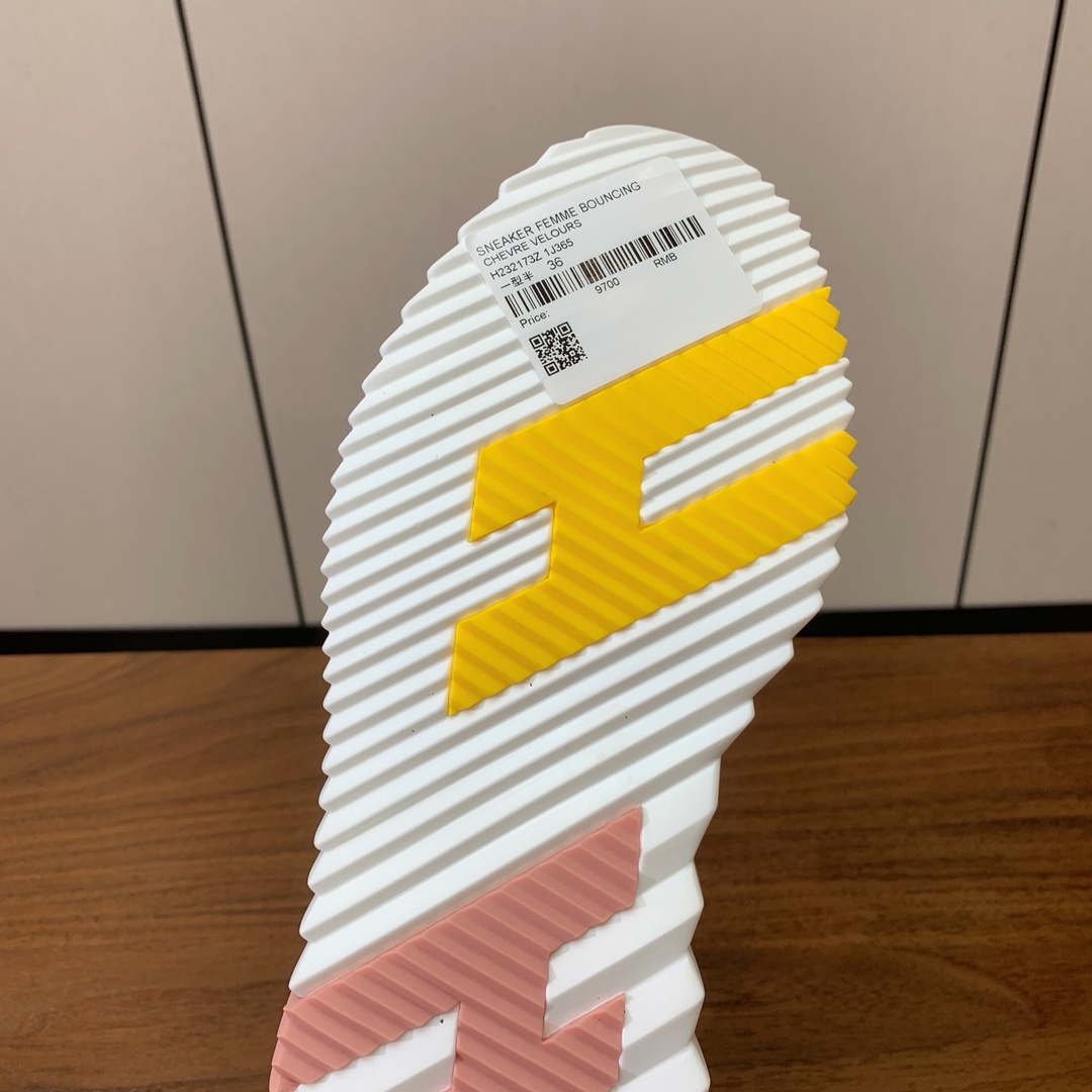 【Herm*s】情侣款顶级版本运动鞋。上脚轻便舒适。鞋面牛皮搭配定制针织。羊皮垫脚。增高3cm。原版开模