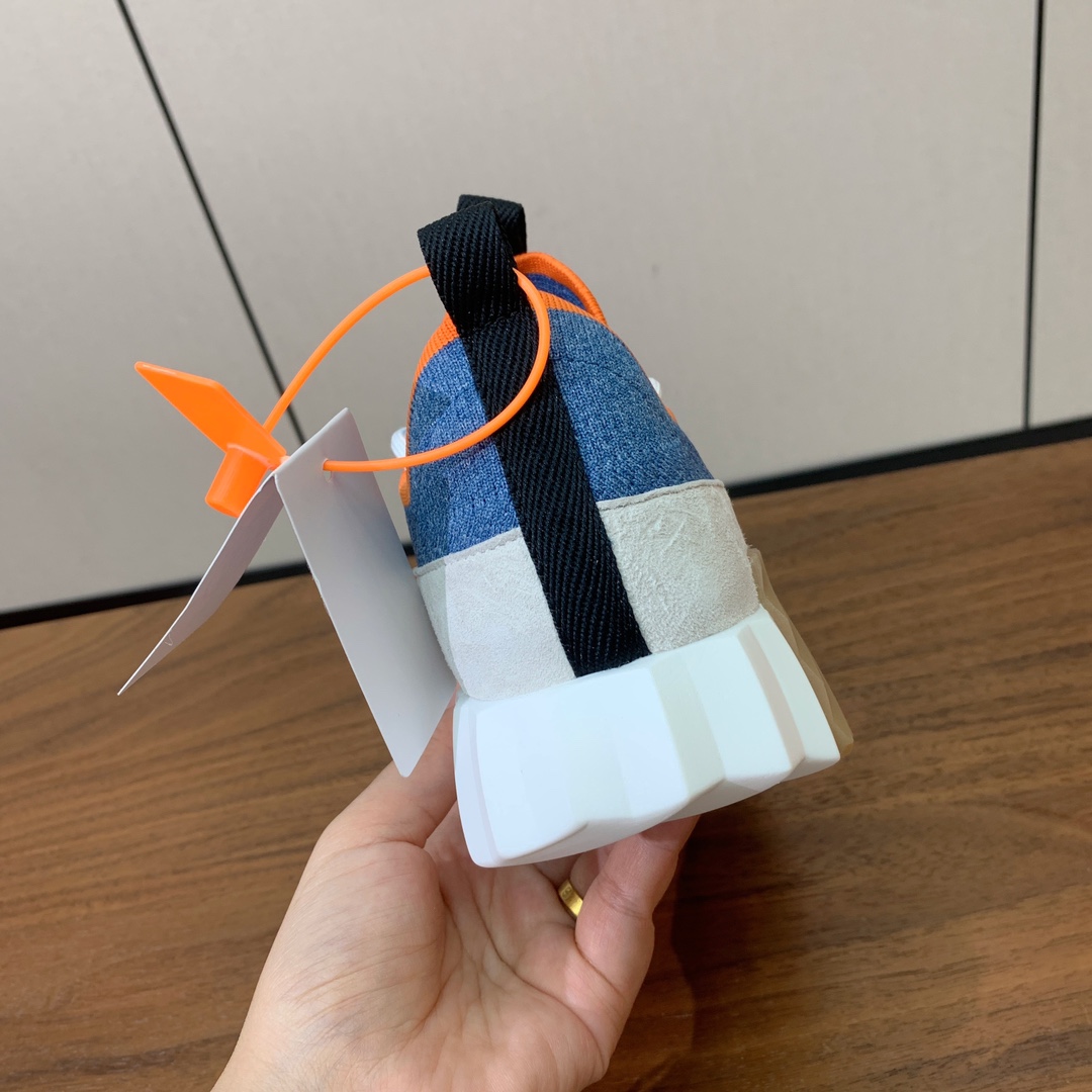 【Herm*s】情侣款顶级版本运动鞋。上脚轻便舒适。鞋面牛皮搭配定制针织。羊皮垫脚。增高3cm。原版开模