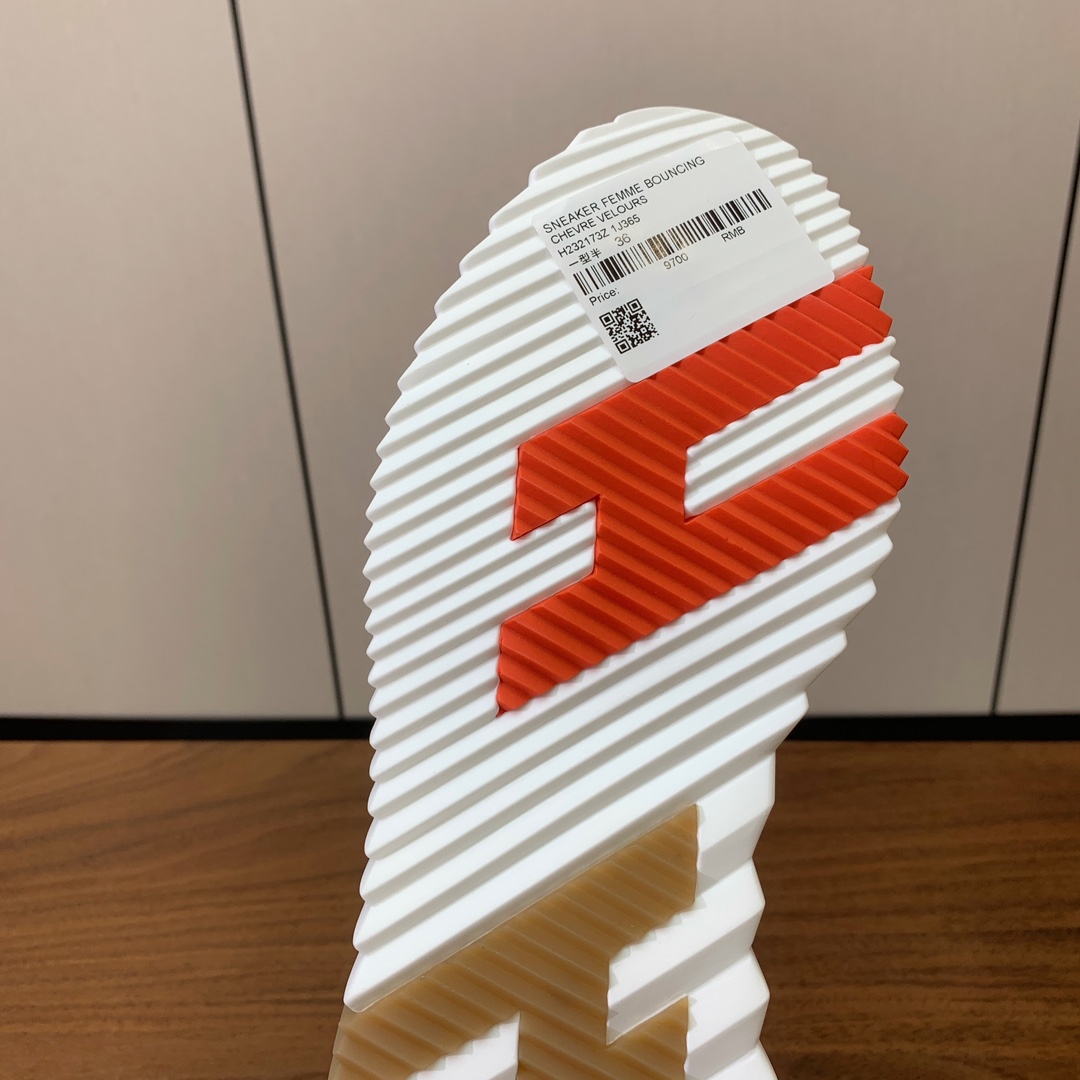 【Herm*s】情侣款顶级版本运动鞋。上脚轻便舒适。鞋面牛皮搭配定制针织。羊皮垫脚。增高3cm。原版开模