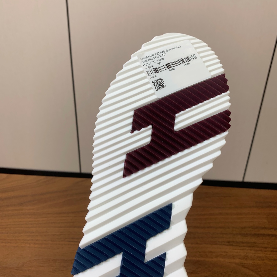 【Herm*s】情侣款顶级版本运动鞋。上脚轻便舒适。鞋面牛皮搭配定制针织。羊皮垫脚。增高3cm。原版开模