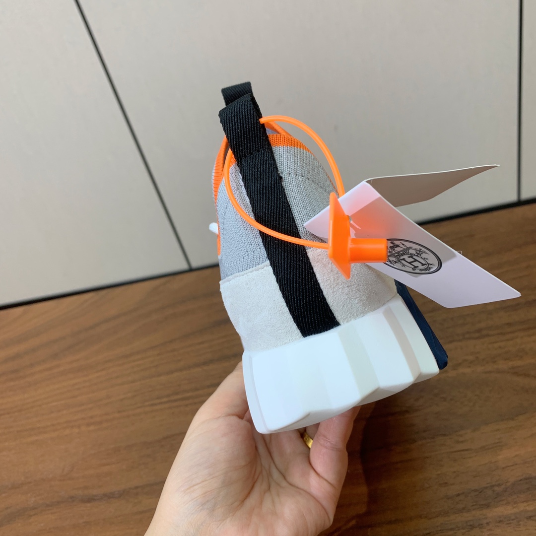 【Herm*s】情侣款顶级版本运动鞋。上脚轻便舒适。鞋面牛皮搭配定制针织。羊皮垫脚。增高3cm。原版开模