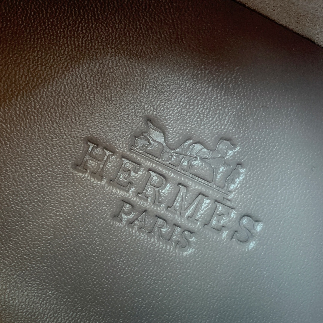 【Herm*s】情侣款顶级版本运动鞋。上脚轻便舒适。鞋面牛皮搭配定制针织。羊皮垫脚。增高3cm。原版开模