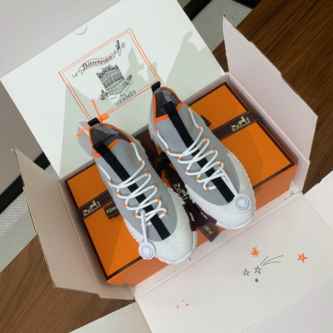【Herm*s】情侣款顶级版本运动鞋。上脚轻便舒适。鞋面牛皮搭配定制针织。羊皮垫脚。增高3cm。原版开模