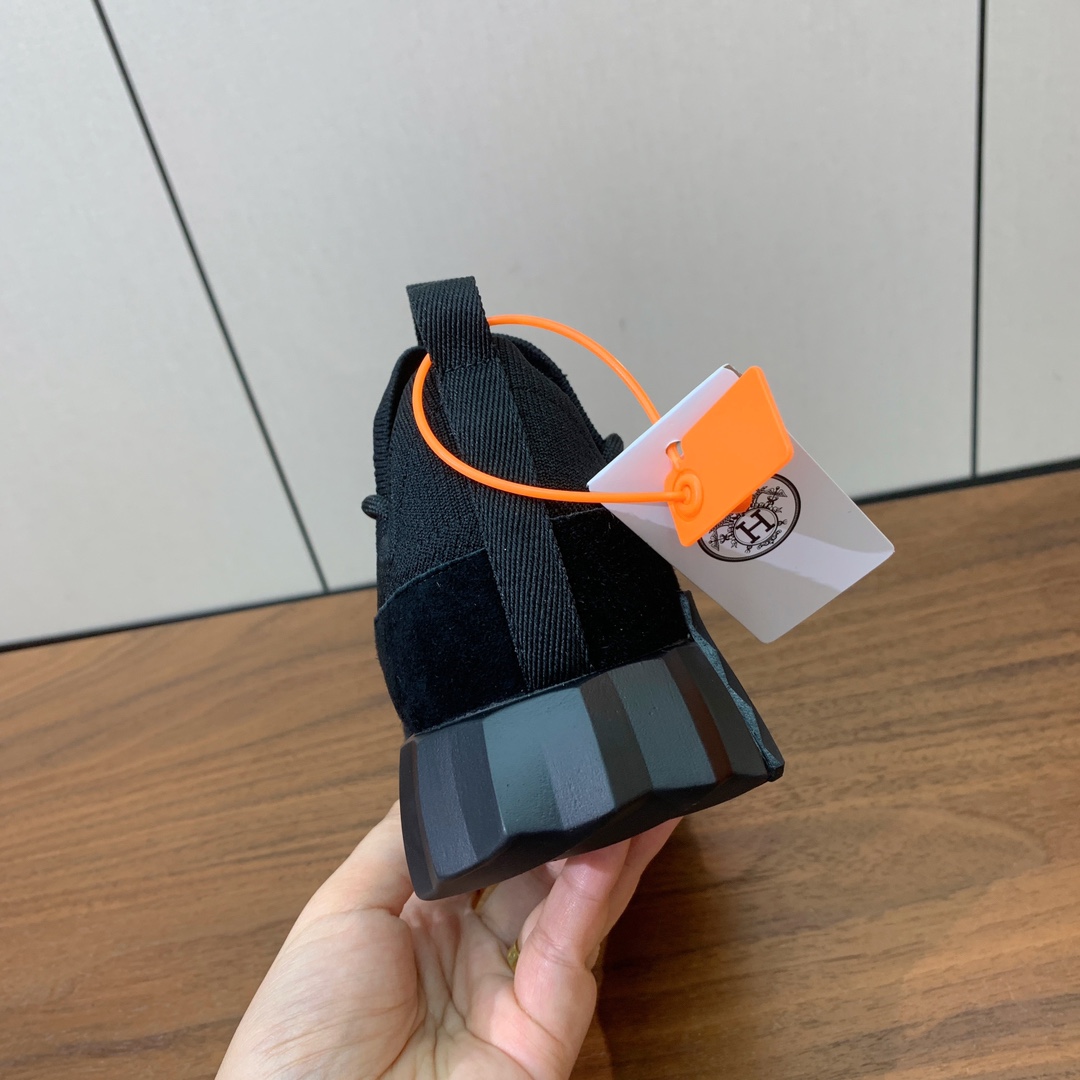 【Herm*s】情侣款顶级版本运动鞋。上脚轻便舒适。鞋面牛皮搭配定制针织。羊皮垫脚。增高3cm。原版开模