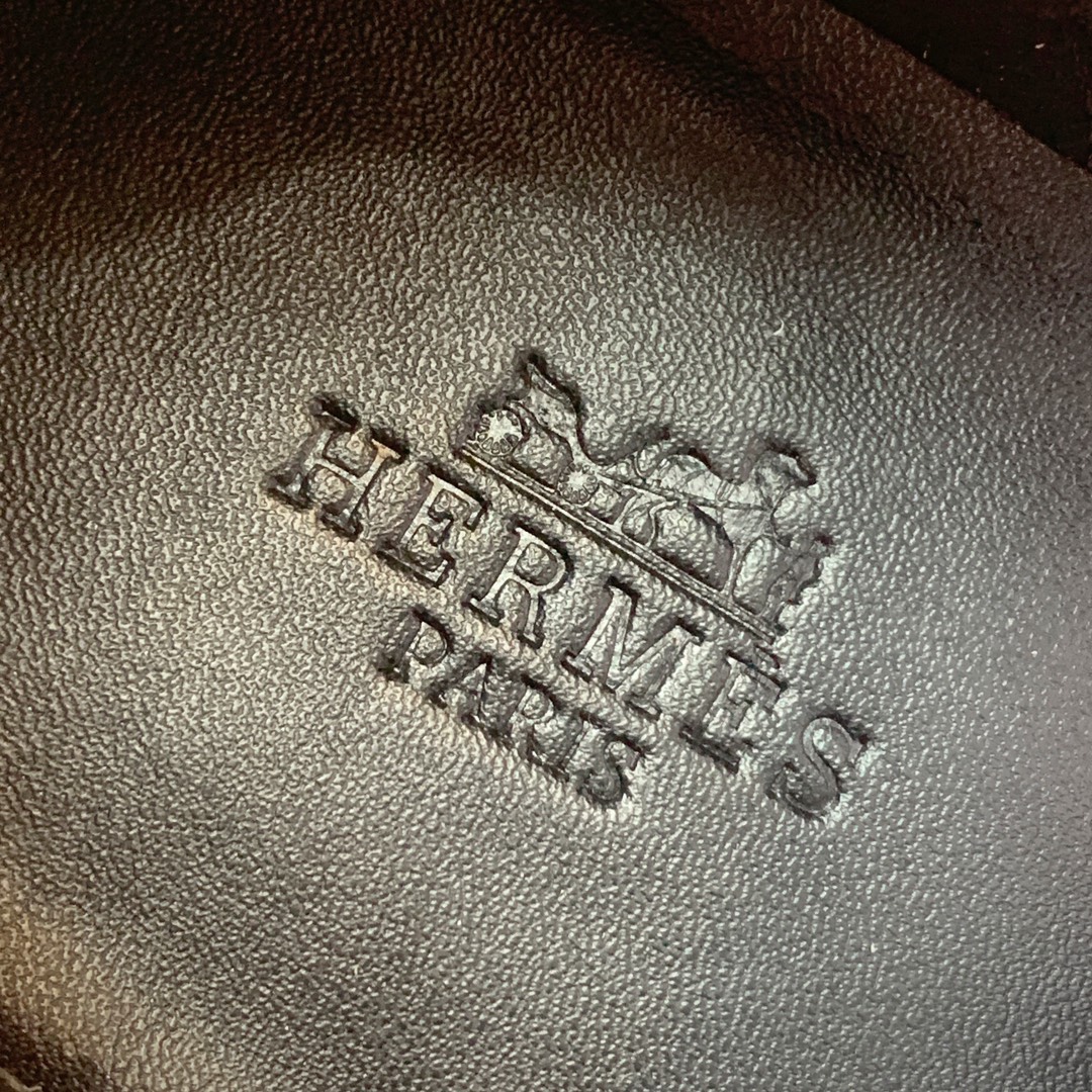 【Herm*s】情侣款顶级版本运动鞋。上脚轻便舒适。鞋面牛皮搭配定制针织。羊皮垫脚。增高3cm。原版开模