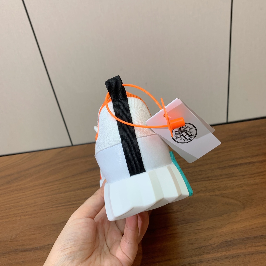 【Herm*s】情侣款顶级版本运动鞋。上脚轻便舒适。鞋面牛皮搭配定制针织。羊皮垫脚。增高3cm。原版开模