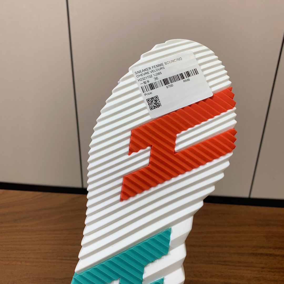 【Herm*s】情侣款顶级版本运动鞋。上脚轻便舒适。鞋面牛皮搭配定制针织。羊皮垫脚。增高3cm。原版开模