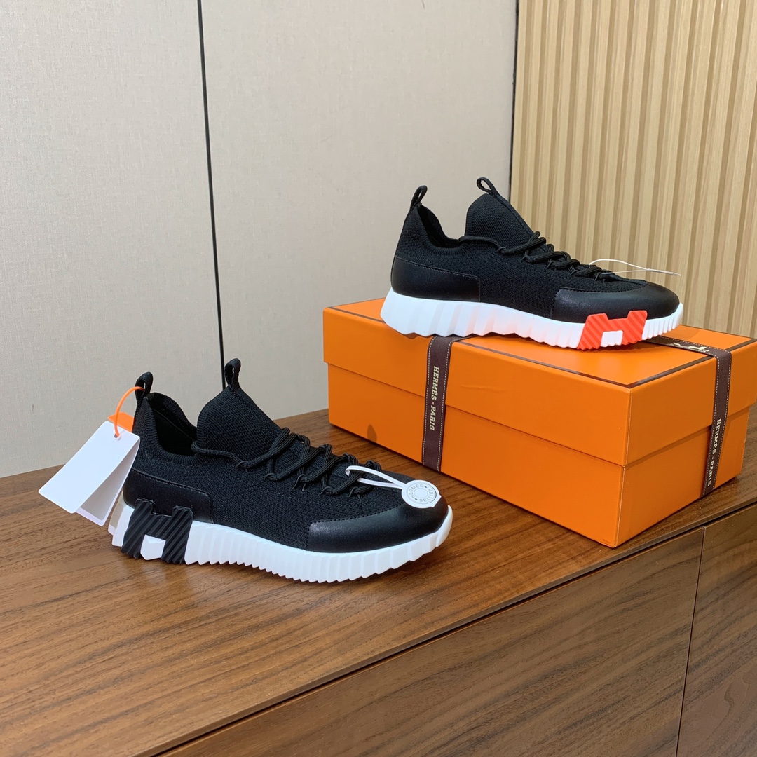 【Herm*s】情侣款顶级版本运动鞋。上脚轻便舒适。鞋面牛皮搭配定制针织。羊皮垫脚。增高3cm。原版开模
