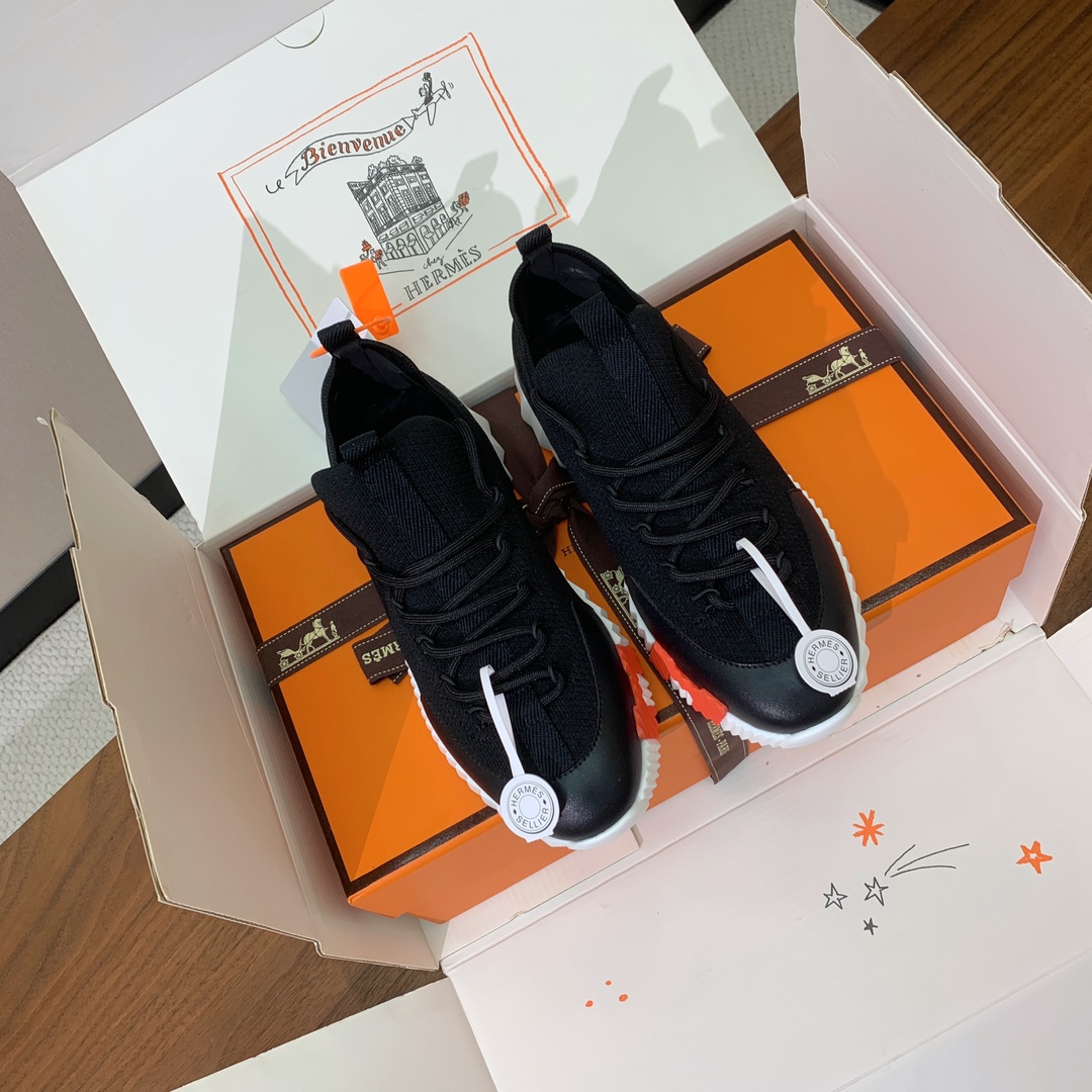 【Herm*s】情侣款顶级版本运动鞋。上脚轻便舒适。鞋面牛皮搭配定制针织。羊皮垫脚。增高3cm。原版开模