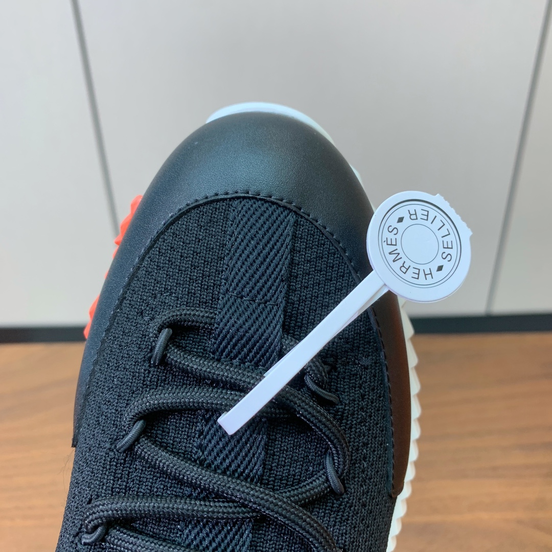 【Herm*s】情侣款顶级版本运动鞋。上脚轻便舒适。鞋面牛皮搭配定制针织。羊皮垫脚。增高3cm。原版开模
