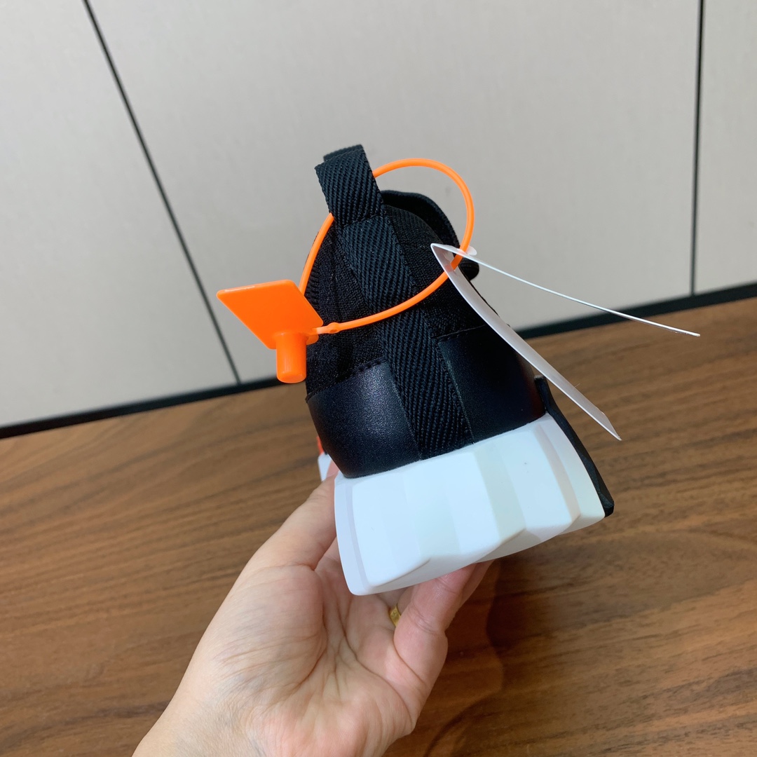 【Herm*s】情侣款顶级版本运动鞋。上脚轻便舒适。鞋面牛皮搭配定制针织。羊皮垫脚。增高3cm。原版开模