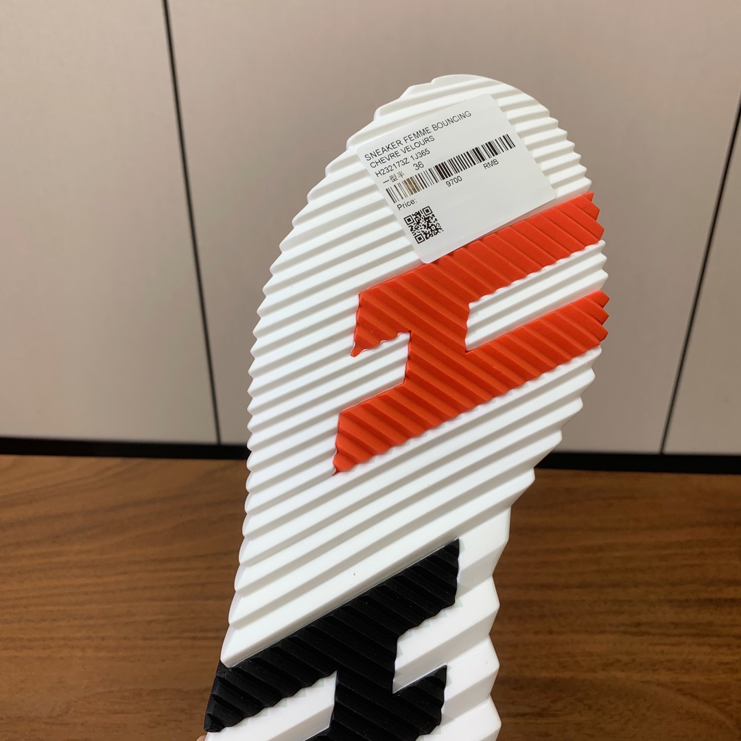 【Herm*s】情侣款顶级版本运动鞋。上脚轻便舒适。鞋面牛皮搭配定制针织。羊皮垫脚。增高3cm。原版开模