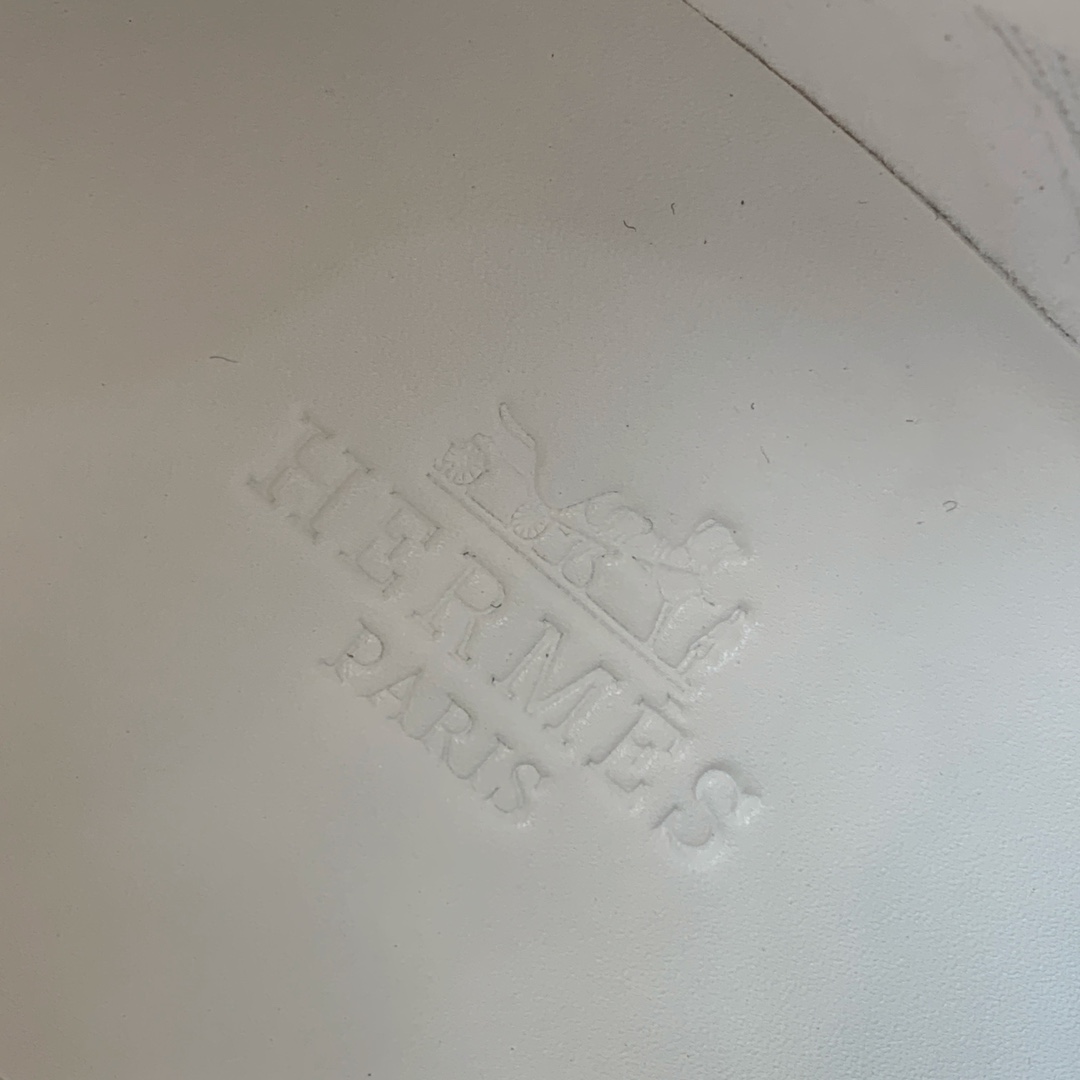 【Herm*s】情侣款顶级版本运动鞋。上脚轻便舒适。鞋面牛皮搭配定制针织。羊皮垫脚。增高3cm。原版开模