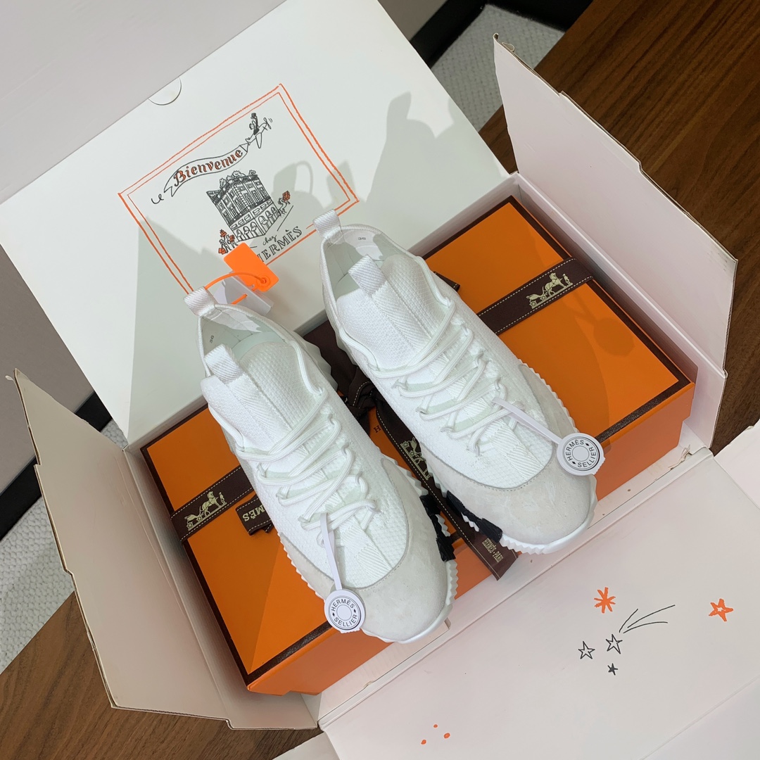 【Herm*s】情侣款顶级版本运动鞋。上脚轻便舒适。鞋面牛皮搭配定制针织。羊皮垫脚。增高3cm。原版开模