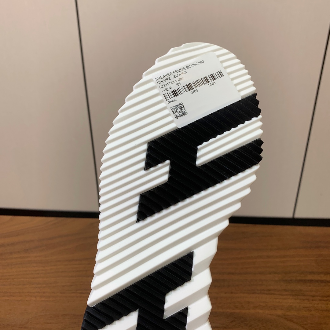 【Herm*s】情侣款顶级版本运动鞋。上脚轻便舒适。鞋面牛皮搭配定制针织。羊皮垫脚。增高3cm。原版开模