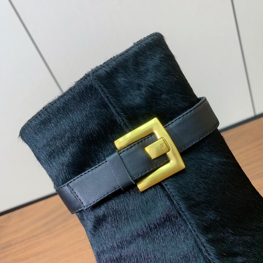 【Balmai*】方扣时装靴。此款采用纯手工精工打造，别具一格的时尚元素。愈发別致出众。无敌气场、无敌好