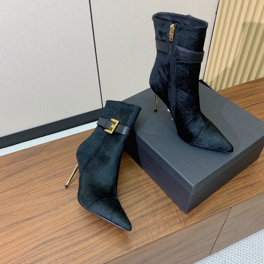 【Balmai*】方扣时装靴。此款采用纯手工精工打造，别具一格的时尚元素。愈发別致出众。无敌气场、无敌好