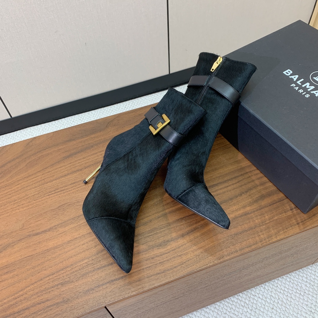 【Balmai*】方扣时装靴。此款采用纯手工精工打造，别具一格的时尚元素。愈发別致出众。无敌气场、无敌好