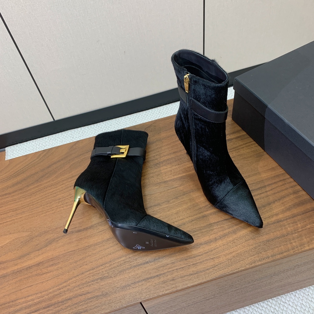 【Balmai*】方扣时装靴。此款采用纯手工精工打造，别具一格的时尚元素。愈发別致出众。无敌气场、无敌好