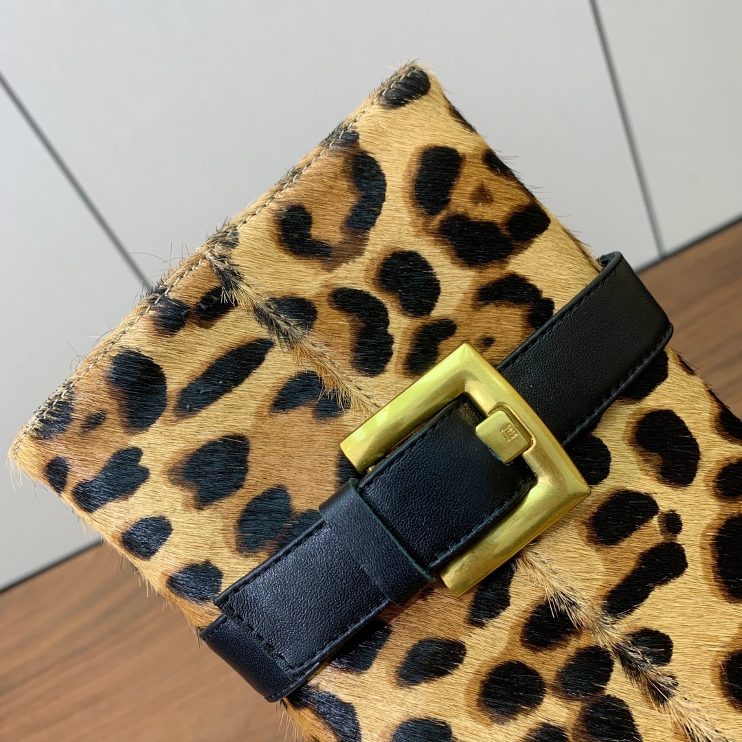 【Balmai*】方扣时装靴。此款采用纯手工精工打造，别具一格的时尚元素。愈发別致出众。无敌气场、无敌好
