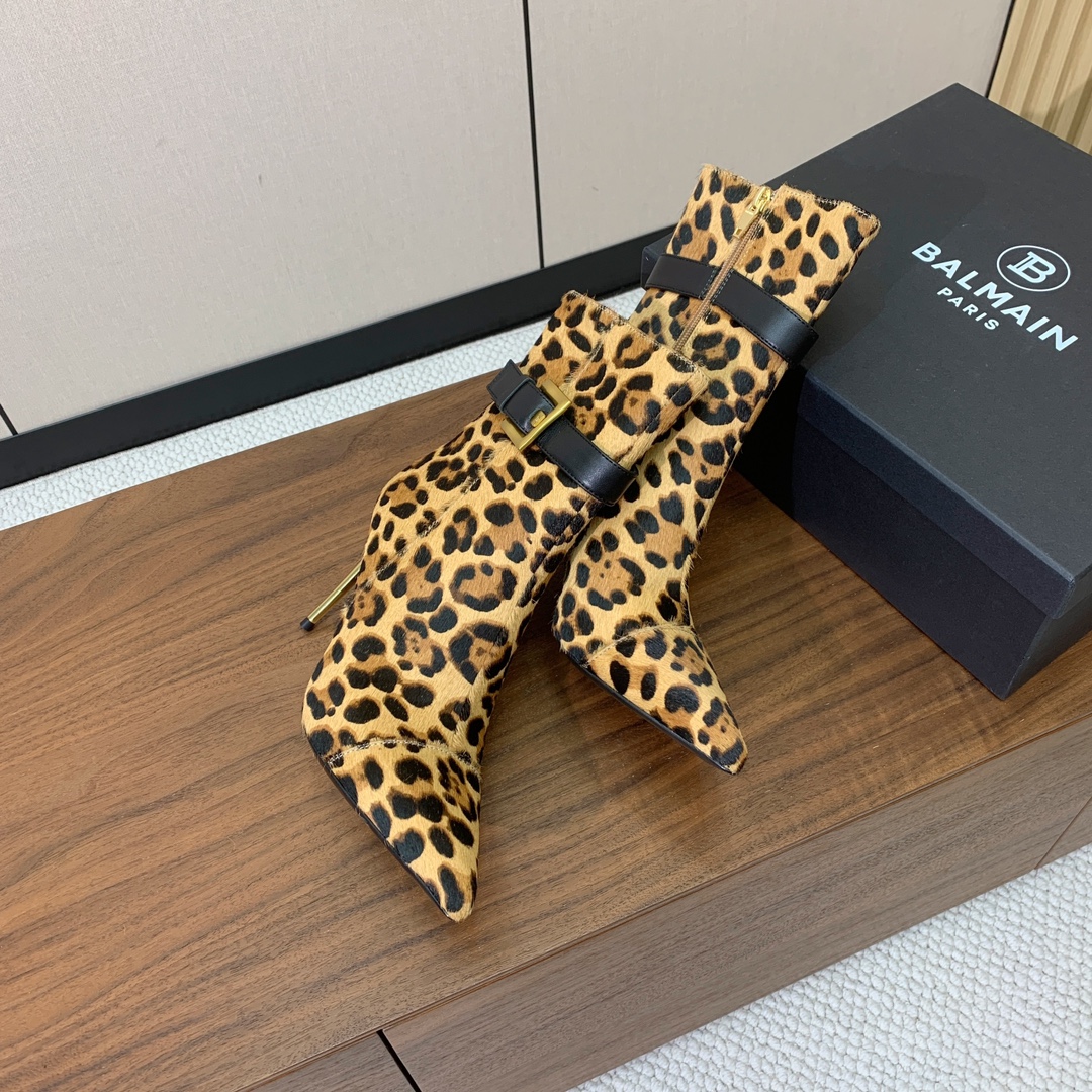 【Balmai*】方扣时装靴。此款采用纯手工精工打造，别具一格的时尚元素。愈发別致出众。无敌气场、无敌好