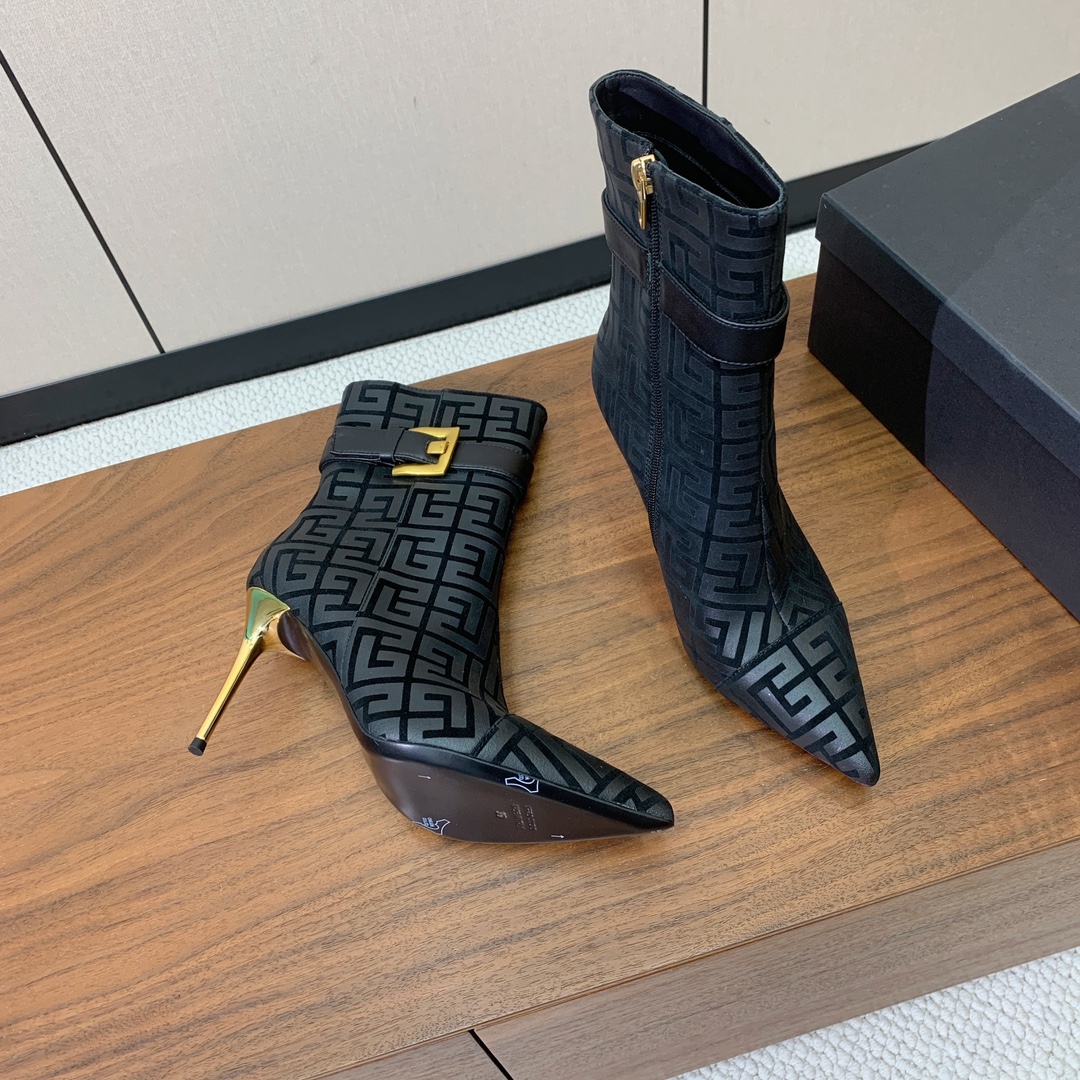 【Balmai*】方扣时装靴。此款采用纯手工精工打造，别具一格的时尚元素。愈发別致出众。无敌气场、无敌好