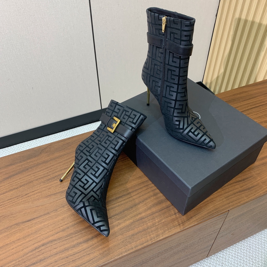 【Balmai*】方扣时装靴。此款采用纯手工精工打造，别具一格的时尚元素。愈发別致出众。无敌气场、无敌好