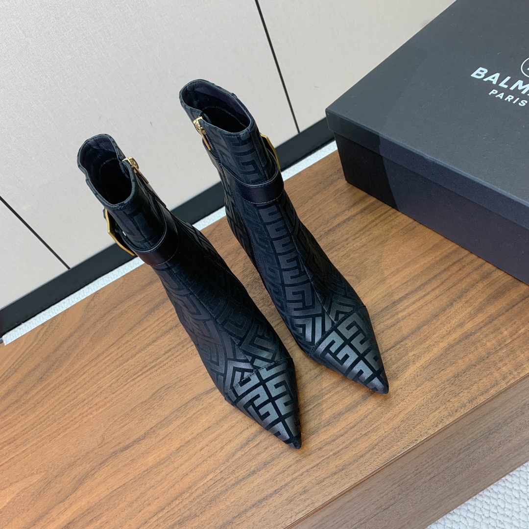 【Balmai*】方扣时装靴。此款采用纯手工精工打造，别具一格的时尚元素。愈发別致出众。无敌气场、无敌好