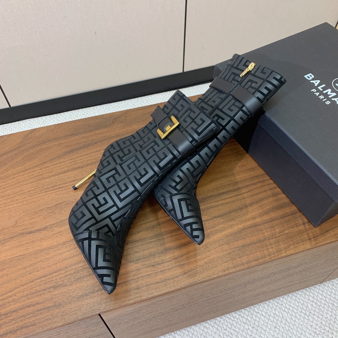 【Balmai*】方扣时装靴。此款采用纯手工精工打造，别具一格的时尚元素。愈发別致出众。无敌气场、无敌好