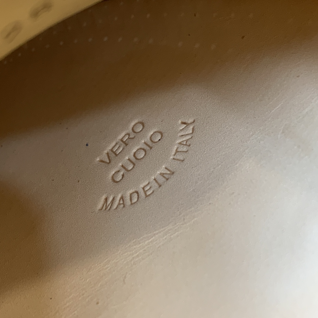 【Loro Piana】顶级版本乐福鞋，原版一比一。品牌低调奢华柔软一贯纯色简约的设计风格。皮质柔软舒适
