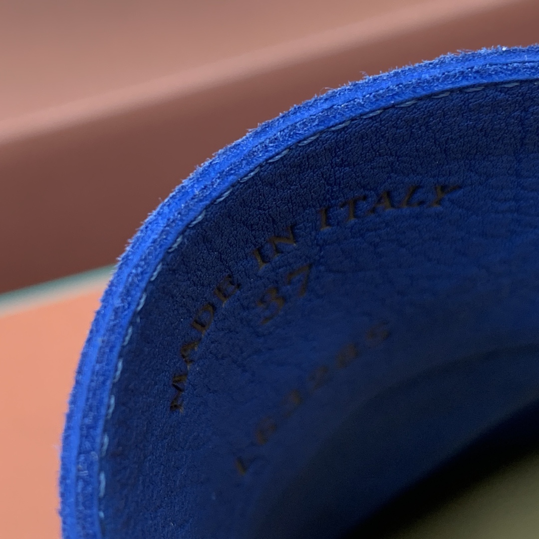 【Loro Piana】顶级版本乐福鞋，原版一比一。品牌低调奢华柔软一贯纯色简约的设计风格。皮质柔软舒适