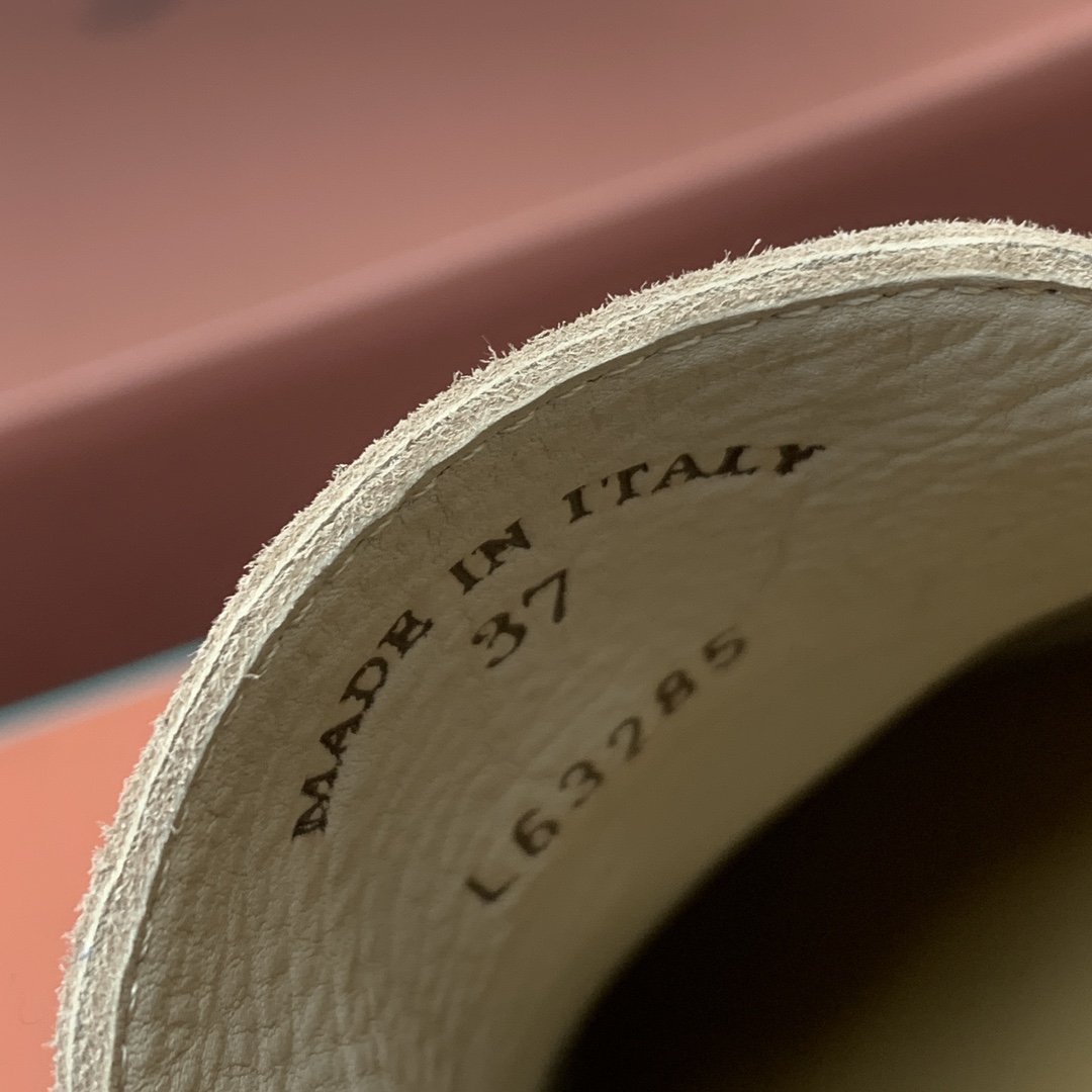 【Loro Piana】顶级版本乐福鞋，原版一比一。品牌低调奢华柔软一贯纯色简约的设计风格。皮质柔软舒适