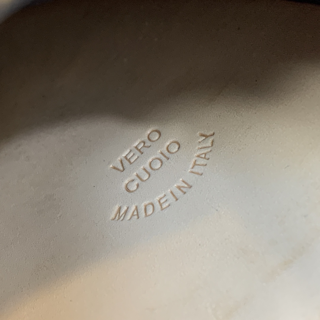 【Loro Piana】顶级版本乐福鞋，原版一比一。品牌低调奢华柔软一贯纯色简约的设计风格。皮质柔软舒适