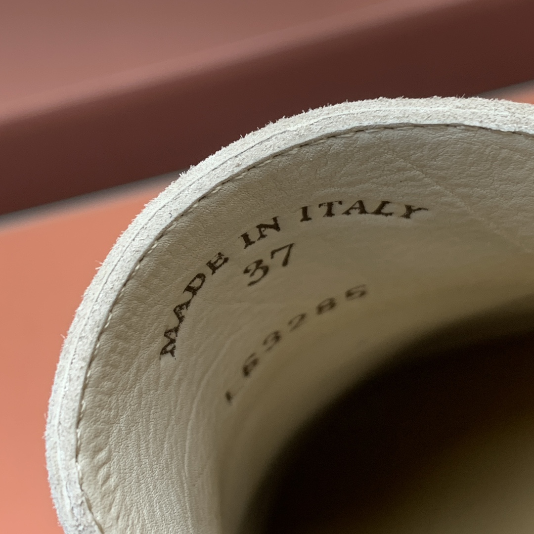 【Loro Piana】顶级版本乐福鞋，原版一比一。品牌低调奢华柔软一贯纯色简约的设计风格。皮质柔软舒适