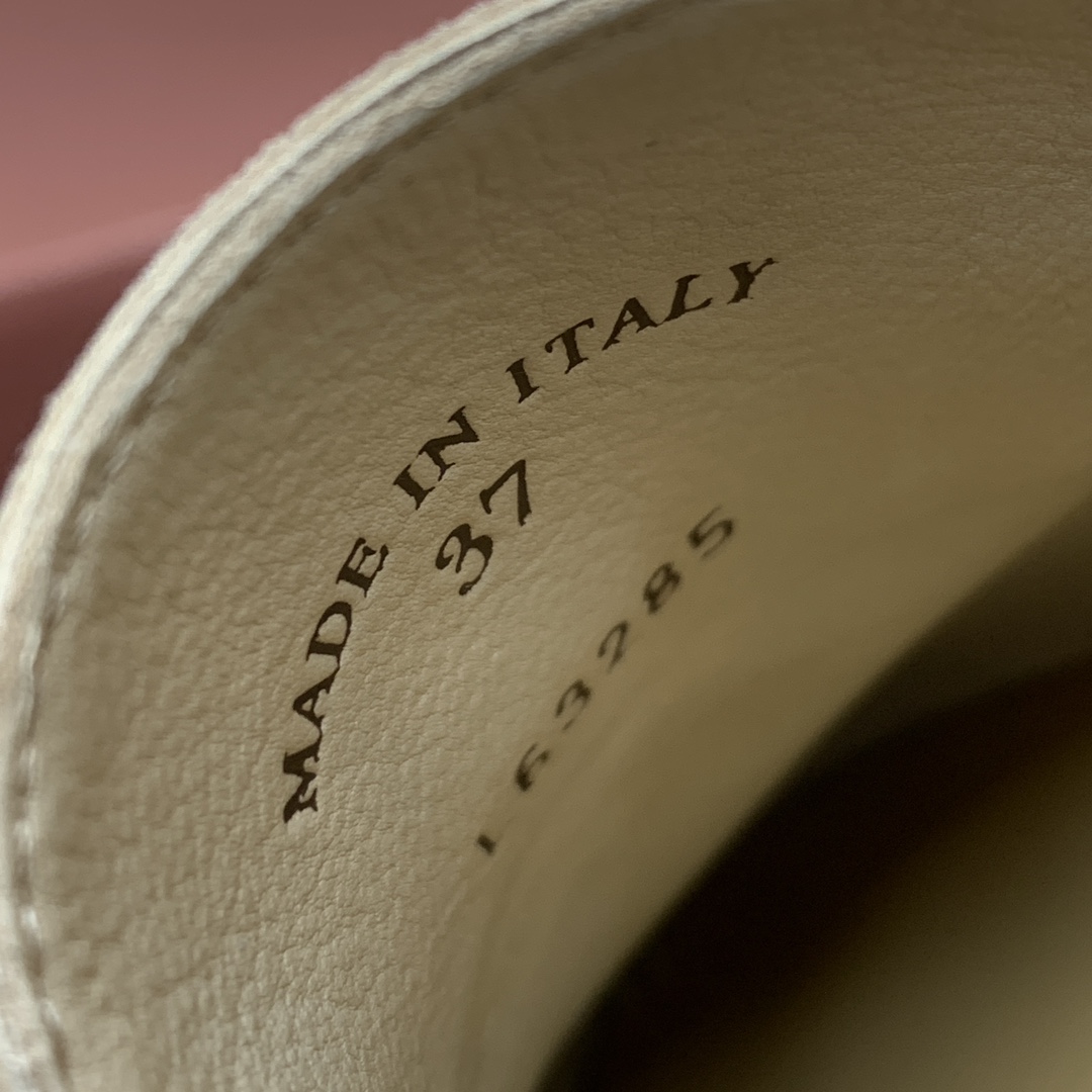 【Loro Piana】顶级版本乐福鞋，原版一比一。品牌低调奢华柔软一贯纯色简约的设计风格。皮质柔软舒适