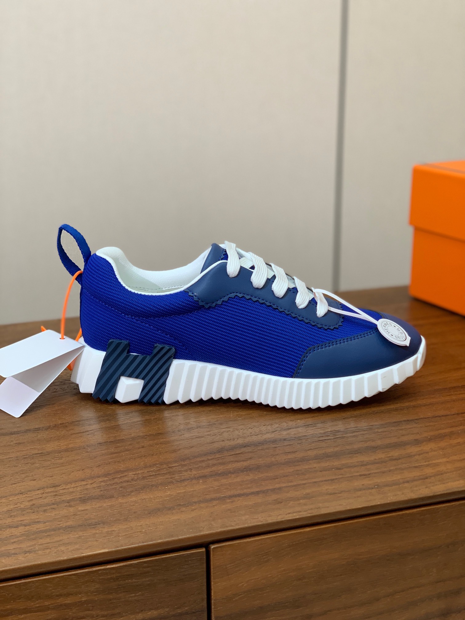 【Herm*s】情侣款顶级版本运动鞋。上脚轻便舒适。鞋面牛皮搭配定制网面。羊皮垫脚。增高3cm。原版开模