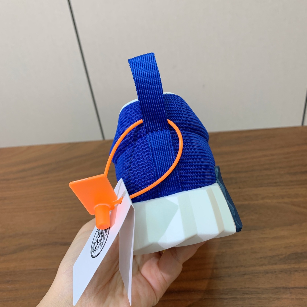 【Herm*s】情侣款顶级版本运动鞋。上脚轻便舒适。鞋面牛皮搭配定制网面。羊皮垫脚。增高3cm。原版开模