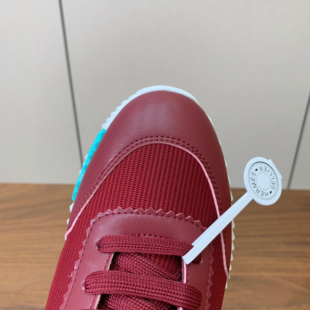 【Herm*s】情侣款顶级版本运动鞋。上脚轻便舒适。鞋面牛皮搭配定制网面。羊皮垫脚。增高3cm。原版开模