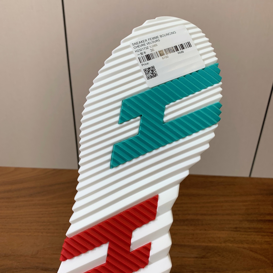 【Herm*s】情侣款顶级版本运动鞋。上脚轻便舒适。鞋面牛皮搭配定制网面。羊皮垫脚。增高3cm。原版开模