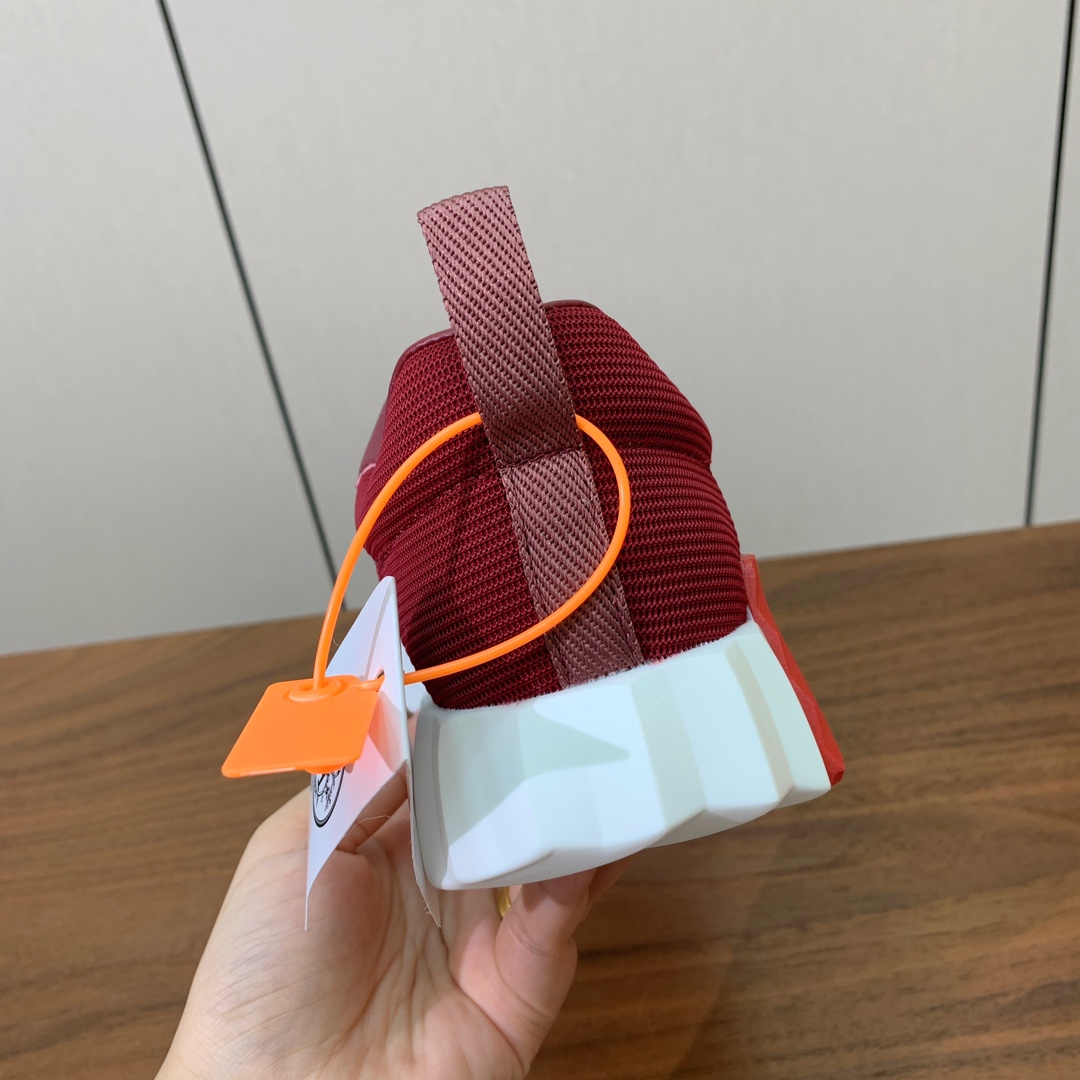 【Herm*s】情侣款顶级版本运动鞋。上脚轻便舒适。鞋面牛皮搭配定制网面。羊皮垫脚。增高3cm。原版开模