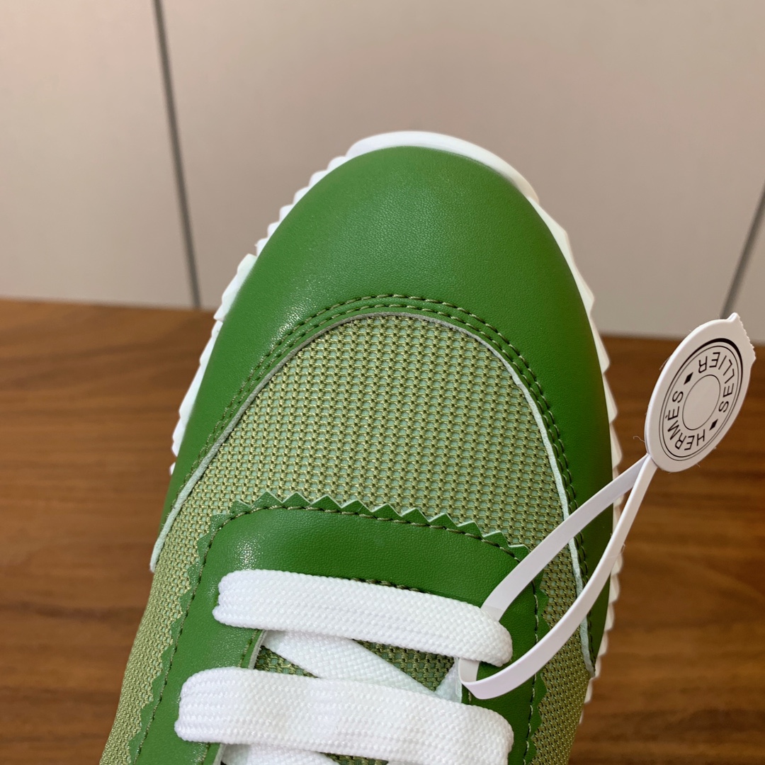 【Herm*s】情侣款顶级版本运动鞋。上脚轻便舒适。鞋面牛皮搭配定制网面。羊皮垫脚。增高3cm。原版开模