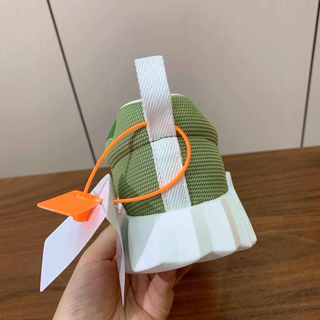 【Herm*s】情侣款顶级版本运动鞋。上脚轻便舒适。鞋面牛皮搭配定制网面。羊皮垫脚。增高3cm。原版开模
