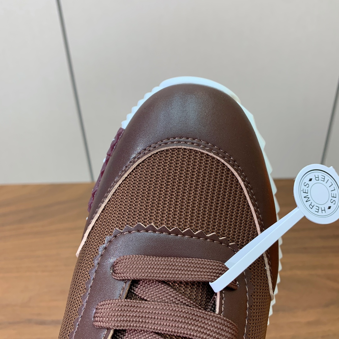 【Herm*s】情侣款顶级版本运动鞋。上脚轻便舒适。鞋面牛皮搭配定制网面。羊皮垫脚。增高3cm。原版开模